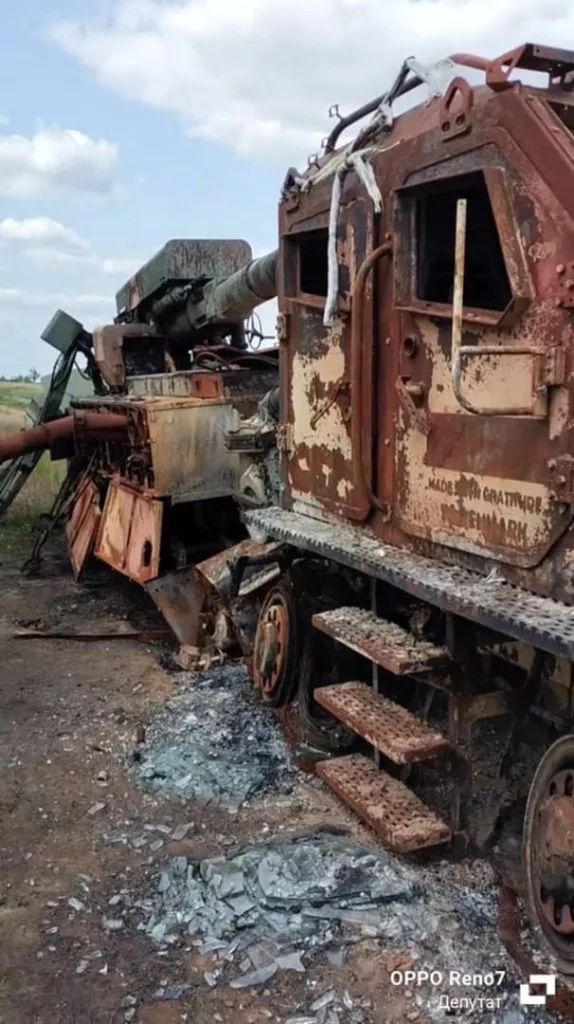 Остов сгоревшей украинской 155-мм САУ «Богдана» на шасси Tatra Phoenix в Херсонской области