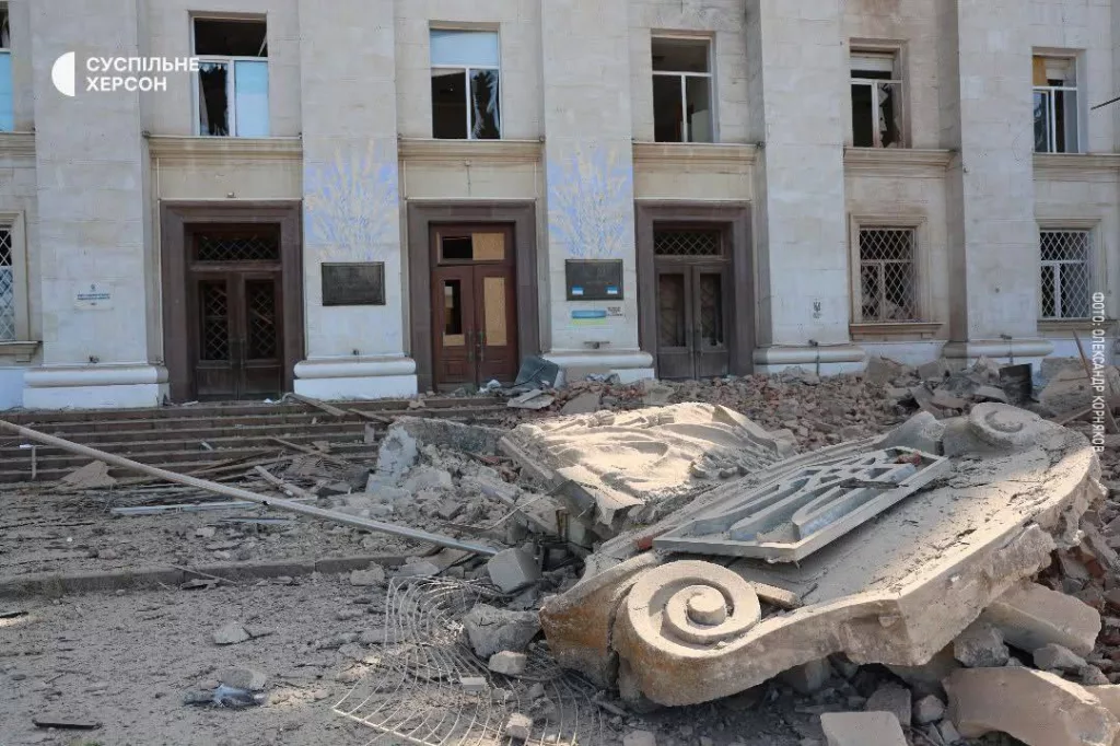 Появились фото последствий ударов по зданию украинской администрации Херсонской области