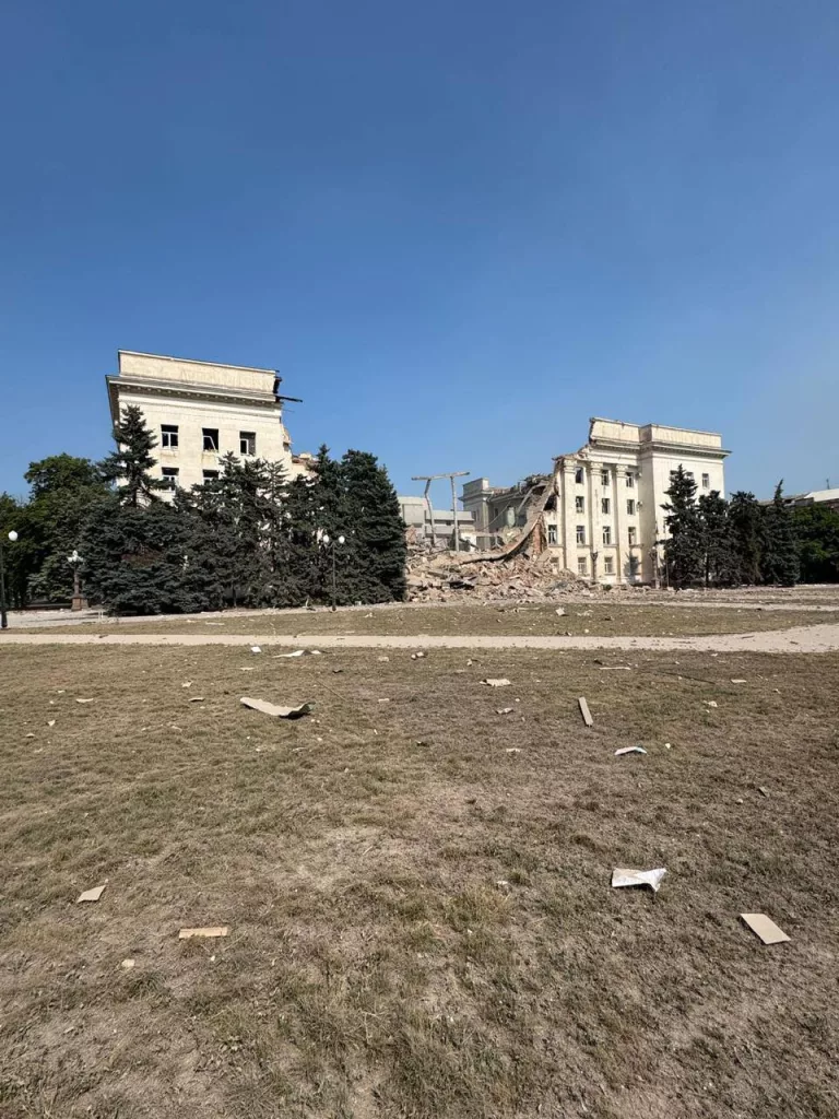 По Херсонской администрации прилетело повторно. Второй удар оказался более результативным