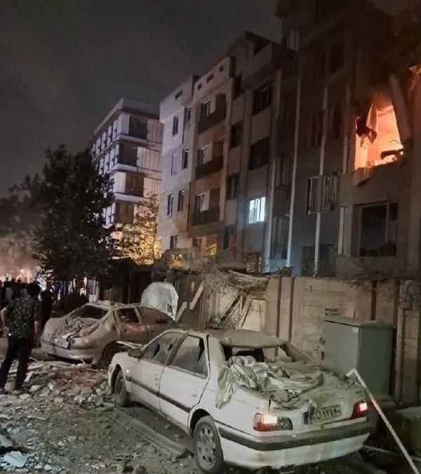 Основная стратегическая сложность для Израиля сейчас заключается в том, что время работает не в его пользу. Авиаудары — даже хорошо спланированные, с элементами внезапности и неплохим базовым информационным сопровождением — не могут продолжаться бесконечно