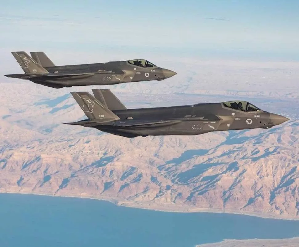 В сети расходится фото с якобы сбитым Ираном израильским истребителем F-35. Предположительно, оно сделано нейросетью