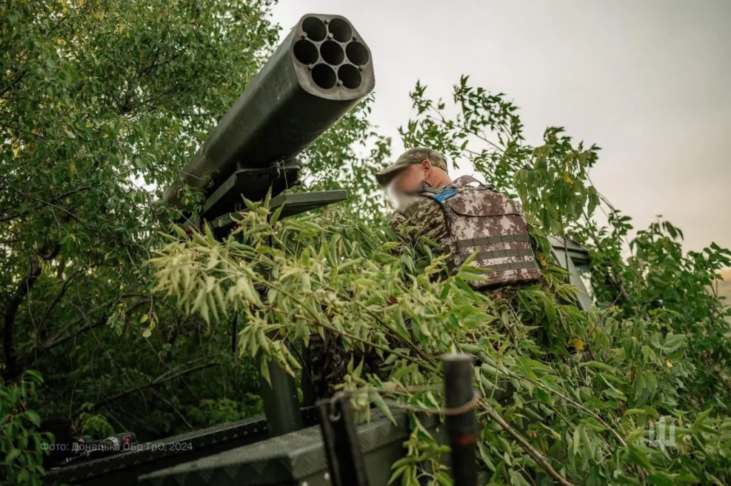 Джихад-культ постепенно поглощает ВСУ. Если ещё пару лет назад разговоры о том, что ВСУ начнут заимствовать тактику и конструкционные решения ИГИЛ, звучали как ирония, то сейчас — это уже свершившийся факт