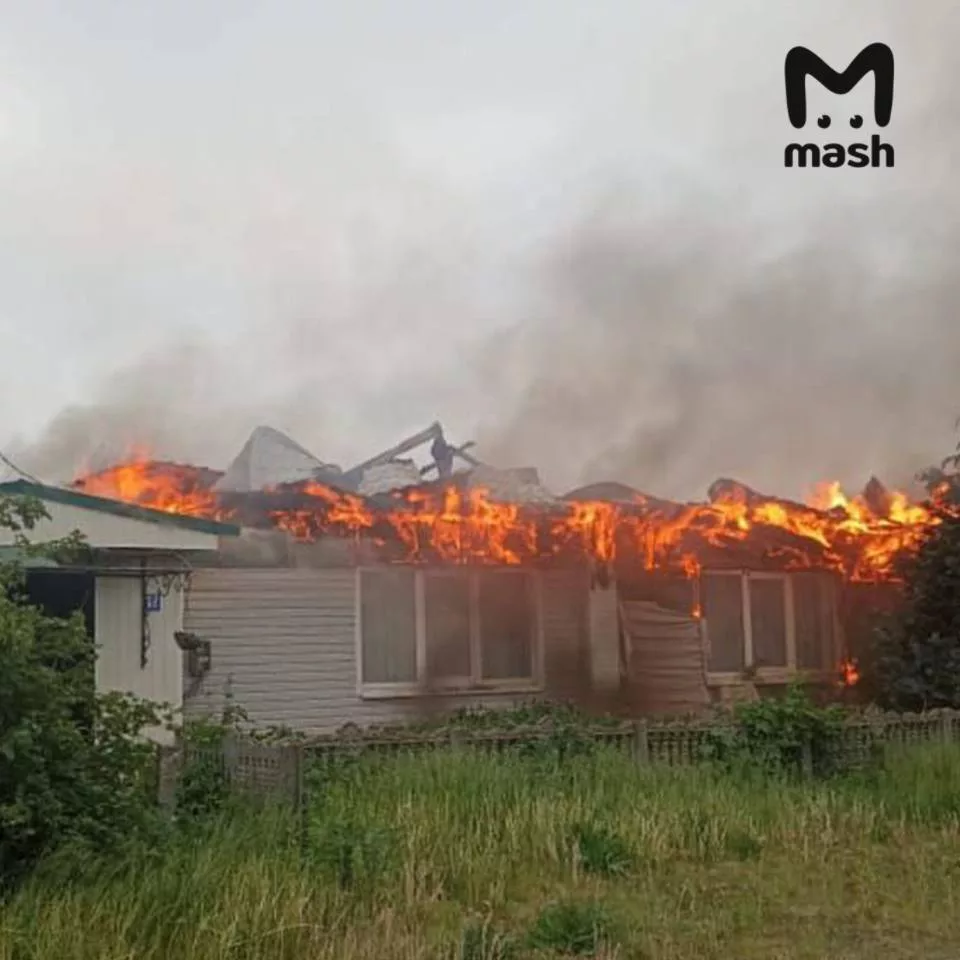 Украинские операторы дронов оттачивают навыки пилотирования и боевого применения беспилотников на разрушенных домах в приграничных районах Брянской области. Об этом Mash рассказали российские военные и добровольцы с позиций