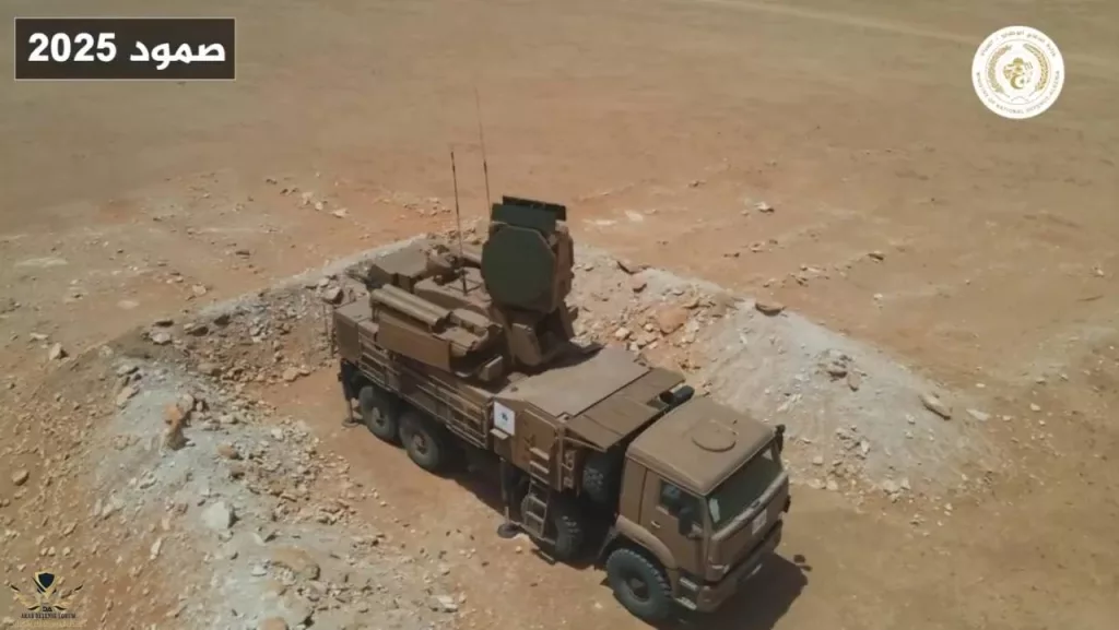 Пуск зенитной управляемой ракеты 57Э6Е, и работа 30-мм зенитными автоматическими пушками 2А38М с установок ЗРПК «Панцирь-С1» ВС Алжира во время прошедших учений «Стойкость-2025»