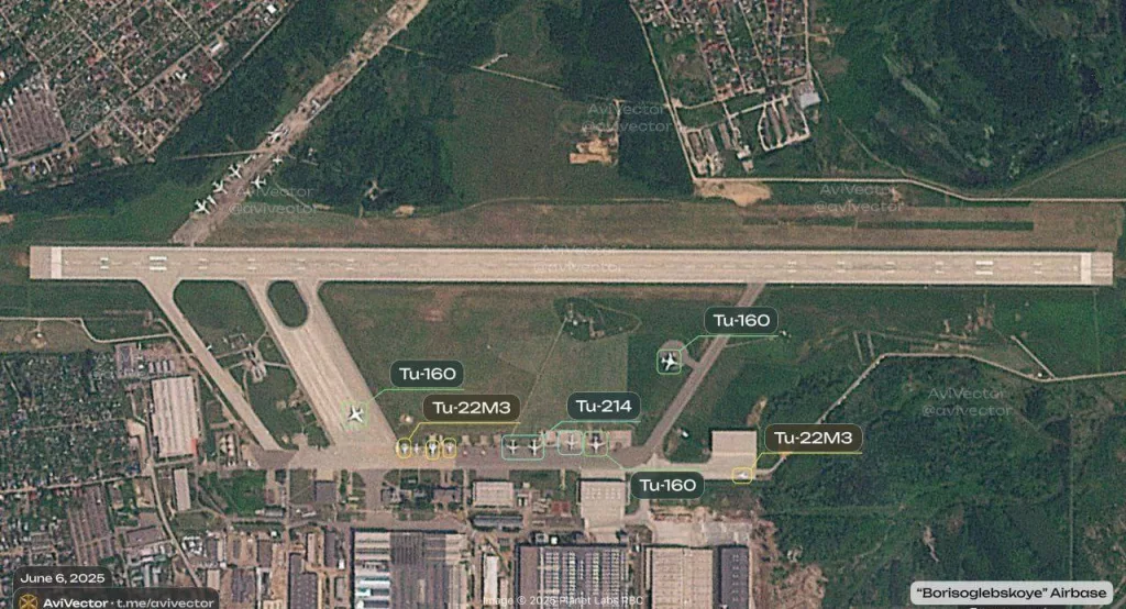 ВКС России перебросили бомбардировщики Ту-160, Ту-95МС и Ту-22М3 с военных аэродромов в Иркутской и Мурманской областях. В частности, бомбардировщики Ту-160 рассредоточены по аэродромам в Елизово (Камчатка), Анадыре (Чукотка) и Борисоглебск (Казань)