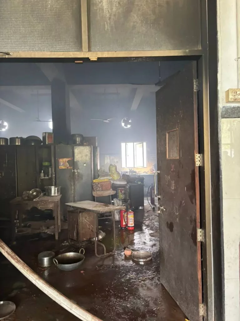 Boeing 787 упал на здание общежития для врачей, фото изнутри здания