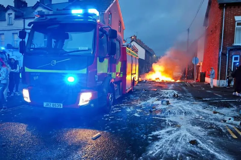 Семьи мигрантов бросают свои дома в ирландском городе Баллимен из-за массовых беспорядков