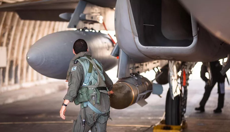 Судя по всему, основная нагрузка при нанесении ударов легла на на 69-ю и 119-ю эскадрильи ВВС Израиля, использующие американские истребители F-15 и F-16. Только у F-15 хватило бы дальности (пусть и с подвесными баками), чтобы пройти 1500 км до цели и вернуться