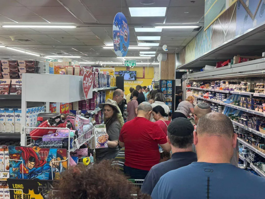 Израильтяне сметают продукты с полок в магазинах – страна готовится к «затяжной войне»