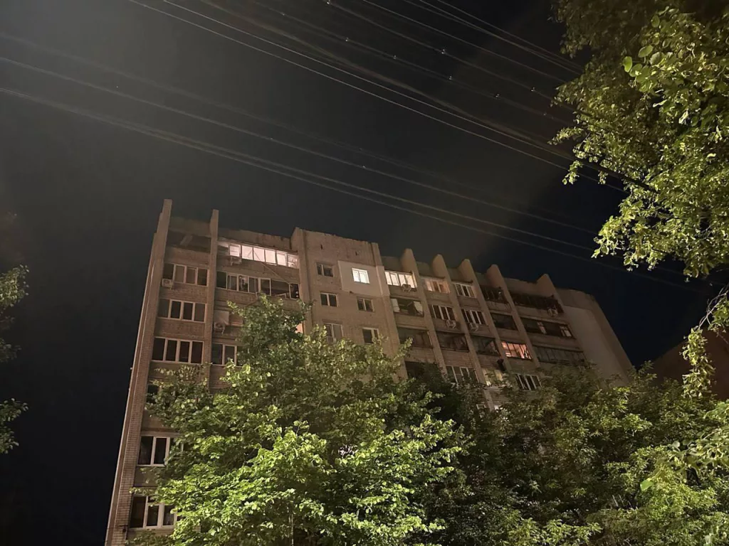 В Курске после атаки ВСУ повреждены дома и диспансер – перехвачено 57 БПЛА