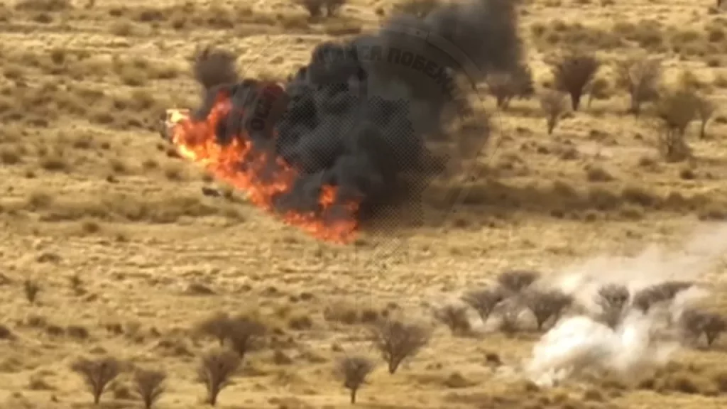 БТР-82А "Африканского корпуса" расстреливает несколько автомобилей боевиков в Мали