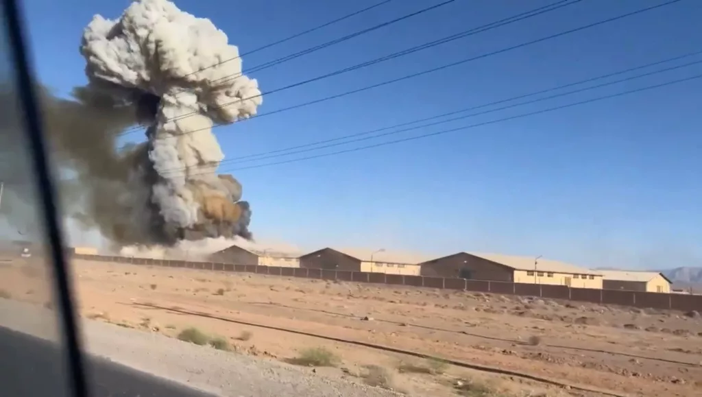 Детонация на складе, расположенном в районе Исфахана, после нанесения авиаудара израильским истребителем