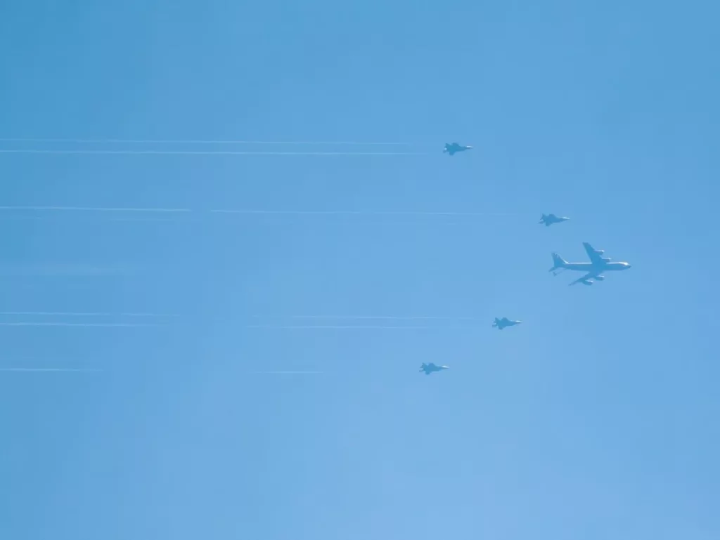 Кадры перелета 3 самолетов-заправщиков KC-135 Stratotanker с 12 истребителями F-35 с британской авиабазы ​​Лейкенхит в направлении Ближнего востока