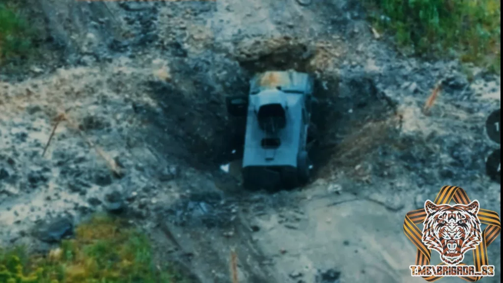 Уничтожение оптоволоконным FPV-дроном бронеавтомобиля Roshel Senator ВСУ, угодившего в воронку от ФАБ-500 в районе Юнаковки-Яблоновки Сумской области