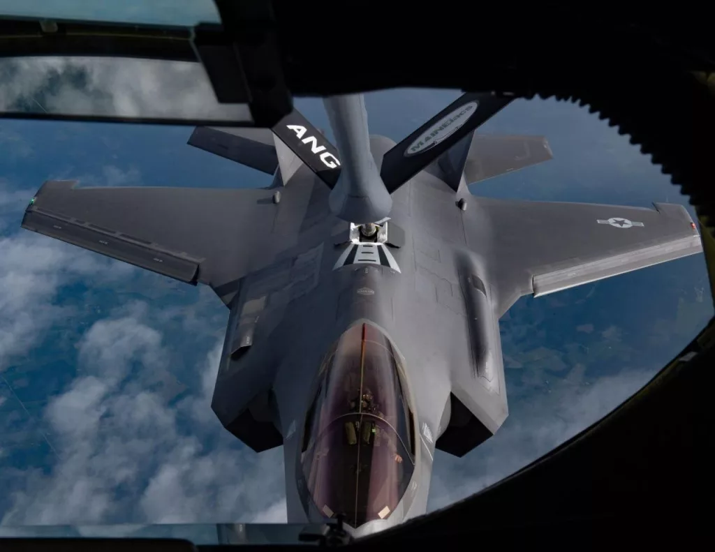 К Ирану стягивают авианосцы НАТО: Запад усиливает военное присутствие