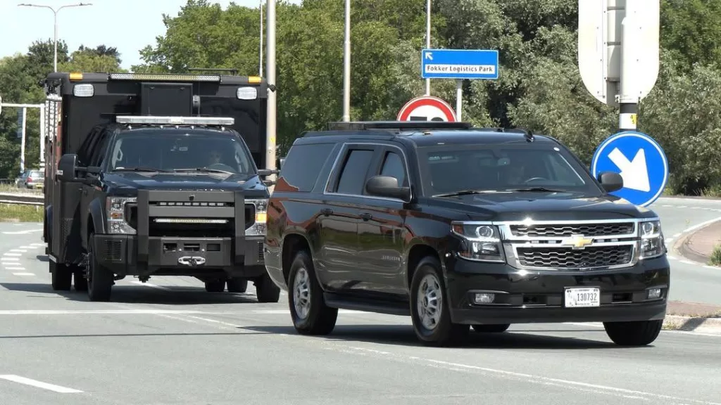 Доставленные в Амстердам автомобили кортежа Трампа и военно-транспортный самолет Boeing C-17A, который их перевез