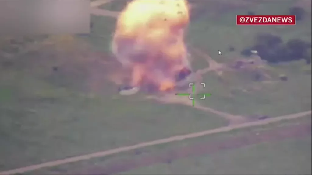 А вот и удар "Герани-2" с оптической системой наведения по укрытию с техникой ВСУ в аэропорту Краматорска