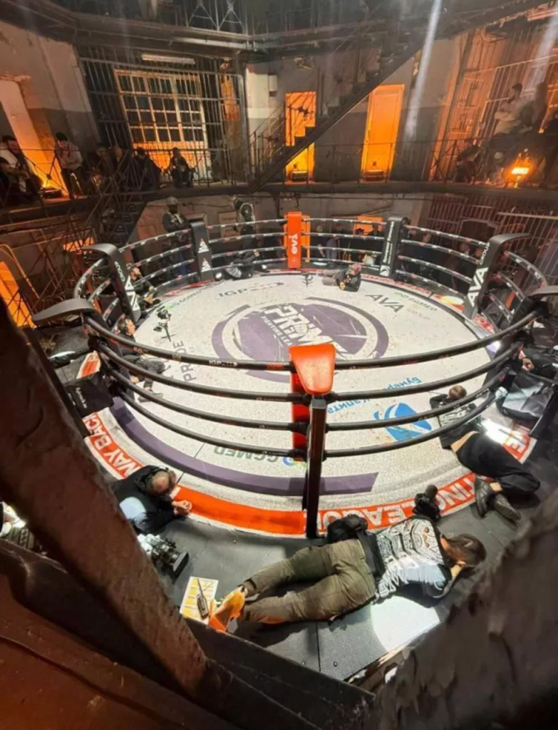 В бывших «Крестах» организовали подпольные бои без правил — ОМОН провёл рейд, проверили 200 человек, 11 иностранцев забрали, одному вручили повестку