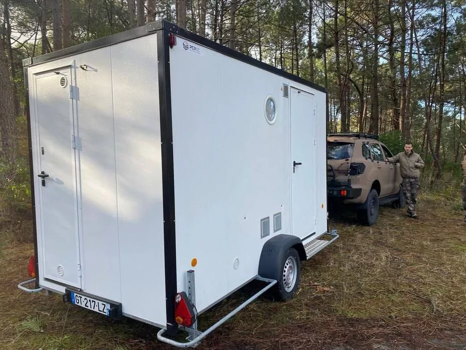 Кадры с мобильной мини-фабрикой FMA-3D (Fabrique Mobile Autonome 3D) по производству FPV-дронов и комплектующих на 3D-принтерах, находящейся в опытной эксплуатации 17-го артиллерийского дивизиона сухопутных войск Франции