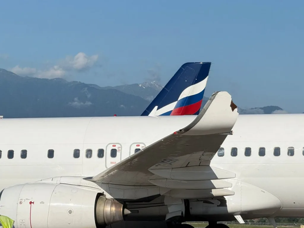 Два самолета столкнулись в аэропорту Сочи — на кадрах результат происшествия