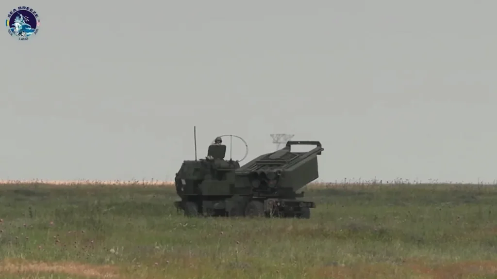 Наведение ракетной установки HIMARS армии США украинским расчетом БПЛА «Лелека-100» в рамках учений Sea Breeze 2025 («Морской бриз-2025») на полигоне Смардан в Румынии