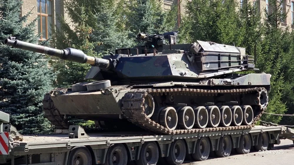 Военный музей на территории Национального университета обороны Украины в Киеве пополнился новым экспонатом. Им стал американский основной боевой танк M1A1 SA-UKR Abrams, стоявший на вооружении 47-й ОМБр ВСУ
