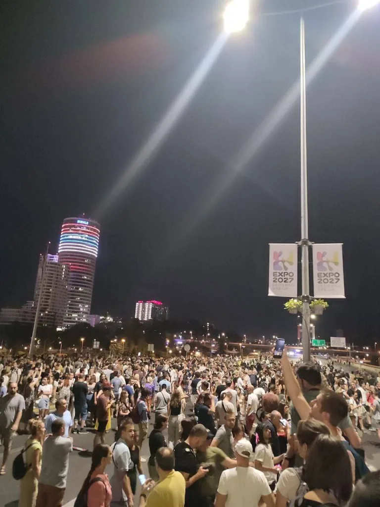 В Белграде накануне вечером прошли новые протесты. Люди, собравшиеся у прокуратуры, требовали арестовать Вучича