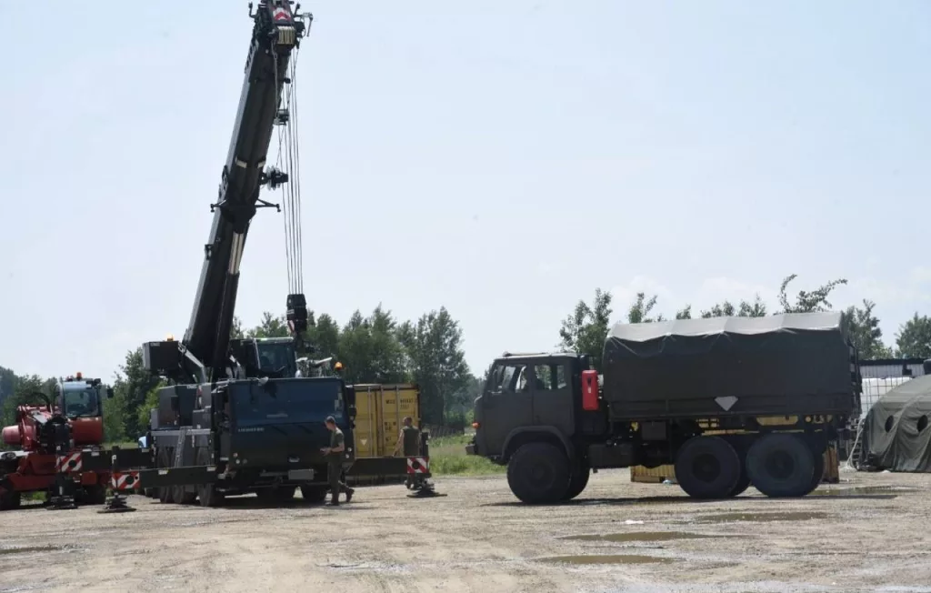 На территории аэроклуба в населённом пункте Ляшки в Польше были обнаружены восемь контейнеров с вооружением