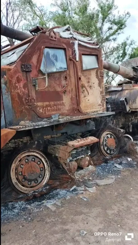 Остов сгоревшей украинской 155-мм САУ «Богдана» на шасси Tatra Phoenix в Херсонской области