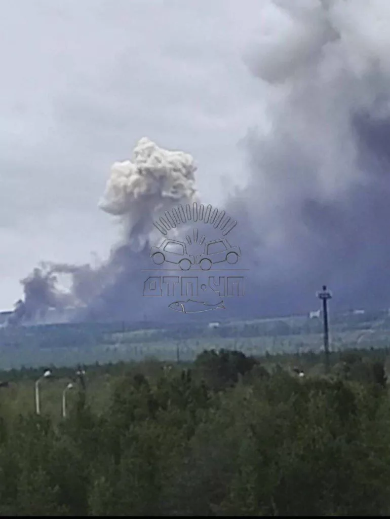 Авиабазы Оленья в Мурманской и Белая в Иркутской области подверглись массированному налету дронов, местные жители публикуют кадры со взрывами и возгораниями