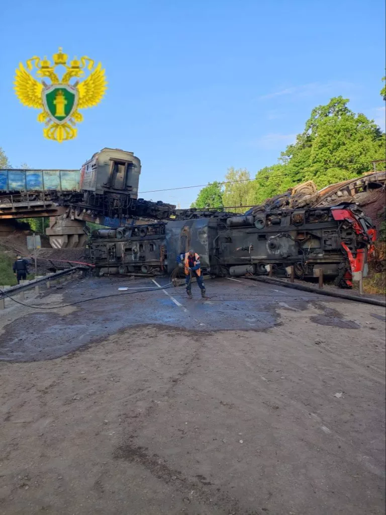 Под Курском взорван железнодорожный мост: локомотив рухнул на трассу, трое пострадавших