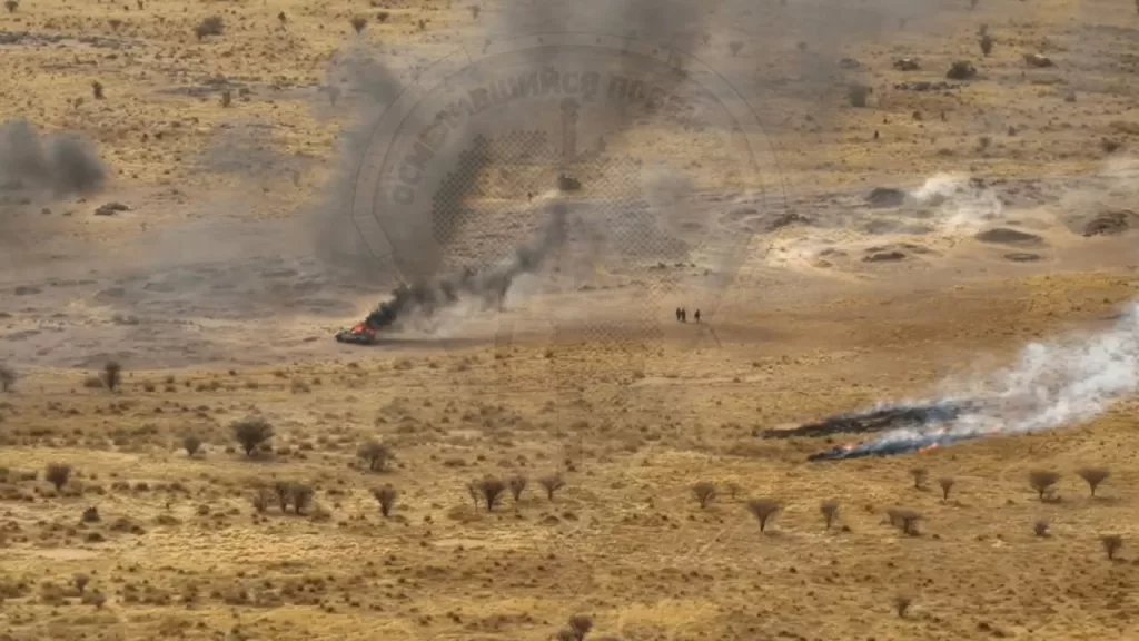 БТР-82А "Африканского корпуса" расстреливает несколько автомобилей боевиков в Мали