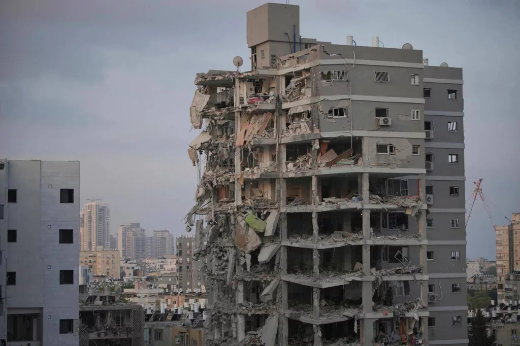 Разбор завалов на месте удара по Бат-Яму. Израиль сообщает о гибели 12 человек и ранении еще 385 в результате иранских ударов