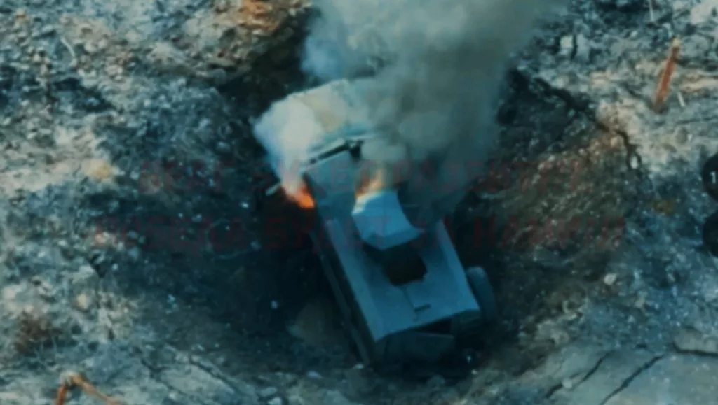 Уничтожение оптоволоконным FPV-дроном бронеавтомобиля Roshel Senator ВСУ, угодившего в воронку от ФАБ-500 в районе Юнаковки-Яблоновки Сумской области