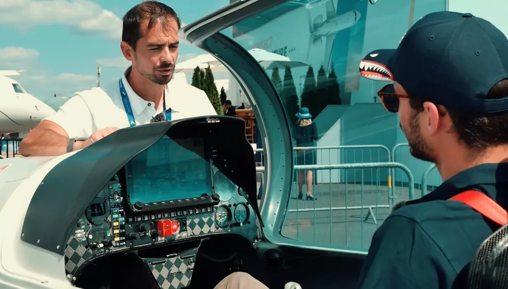Представленный на Парижском авиасалоне легкомоторный самолёт Shark от компании SHARK.AERO, оборудованный комплексами РЭБ для подавления дронов