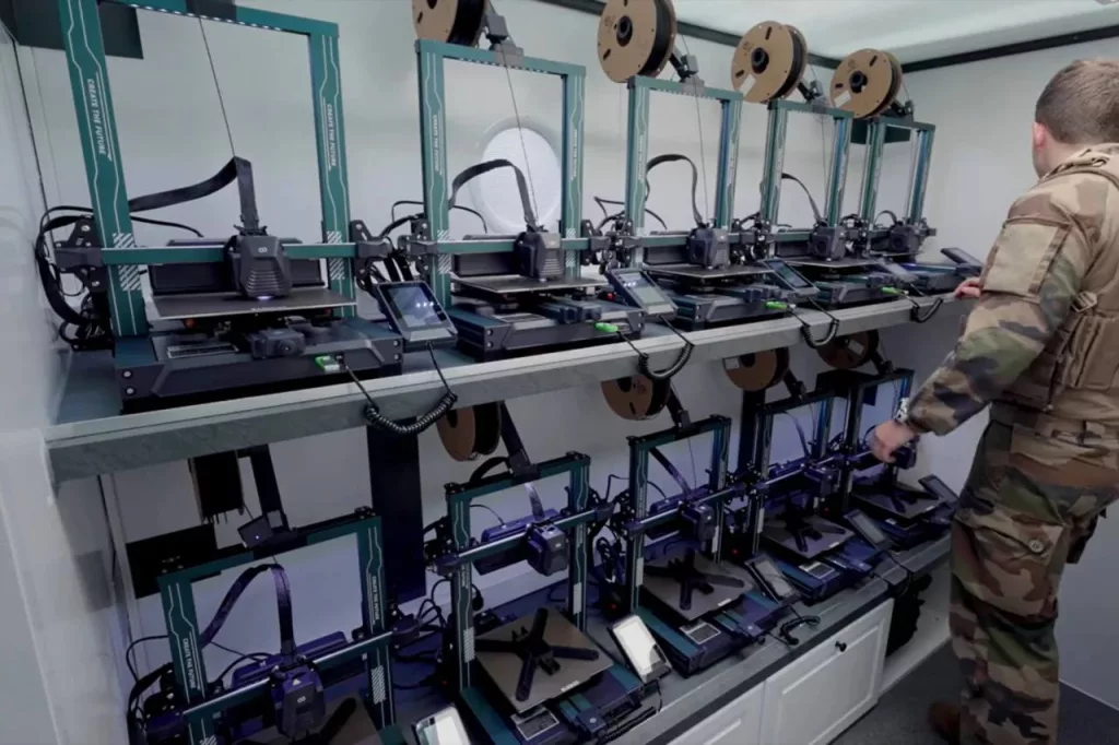 Кадры с мобильной мини-фабрикой FMA-3D (Fabrique Mobile Autonome 3D) по производству FPV-дронов и комплектующих на 3D-принтерах, находящейся в опытной эксплуатации 17-го артиллерийского дивизиона сухопутных войск Франции