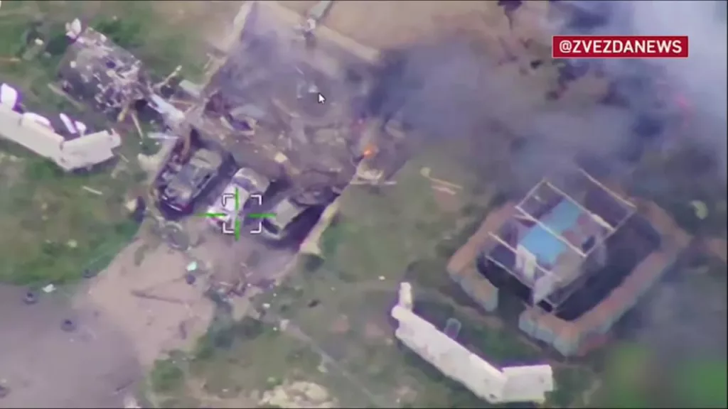 А вот и удар "Герани-2" с оптической системой наведения по укрытию с техникой ВСУ в аэропорту Краматорска