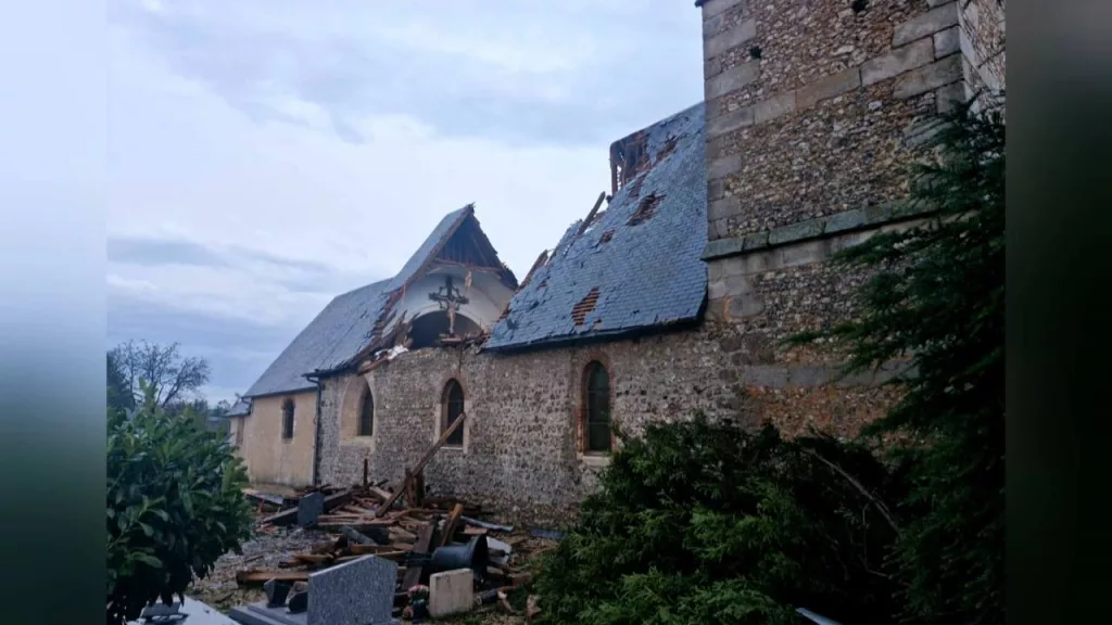 На Францию обрушилось 40 тысяч молний, а с церкви упал колокол