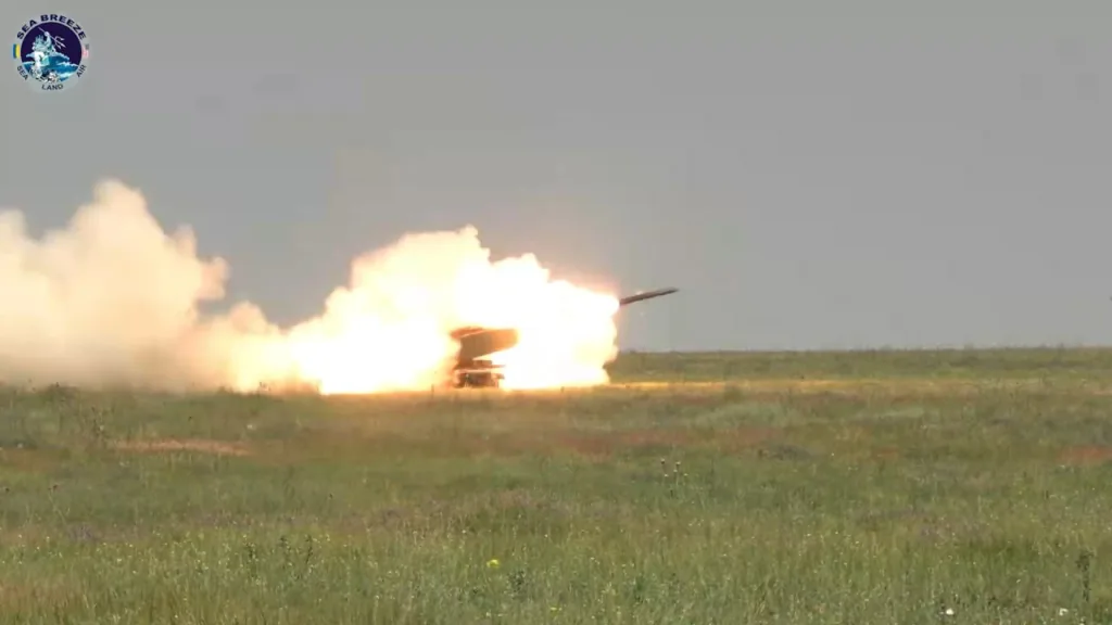 Наведение ракетной установки HIMARS армии США украинским расчетом БПЛА «Лелека-100» в рамках учений Sea Breeze 2025 («Морской бриз-2025») на полигоне Смардан в Румынии