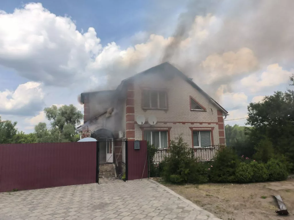 Курская область, врио губернатора: Сегодня ночью украинские БПЛА атаковали город Рыльск. Повреждено порядка четырёх дачных домов: из-за ударов начался пожар, который быстро был потушен