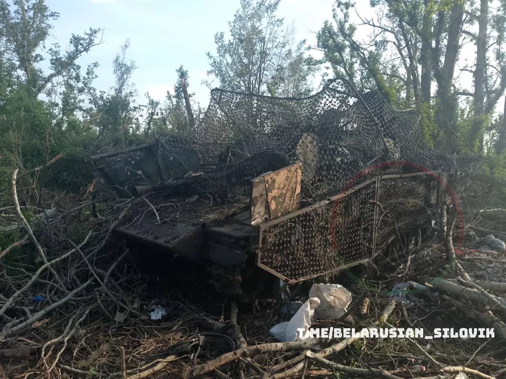 Дорога в направлении села Басовка Сумской области. Вдоль дороги множество уничтоженной техники противника