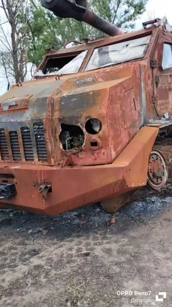 Остов сгоревшей украинской 155-мм САУ «Богдана» на шасси Tatra Phoenix в Херсонской области