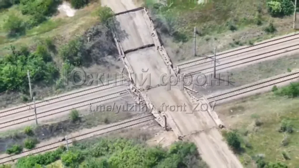 Подрыв заминированного ВСУ моста на южной окраине Северска при помощи российских FPV-дронов