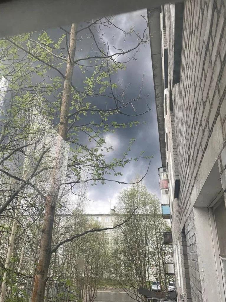 Авиабазы Оленья в Мурманской и Белая в Иркутской области подверглись массированному налету дронов, местные жители публикуют кадры со взрывами и возгораниями