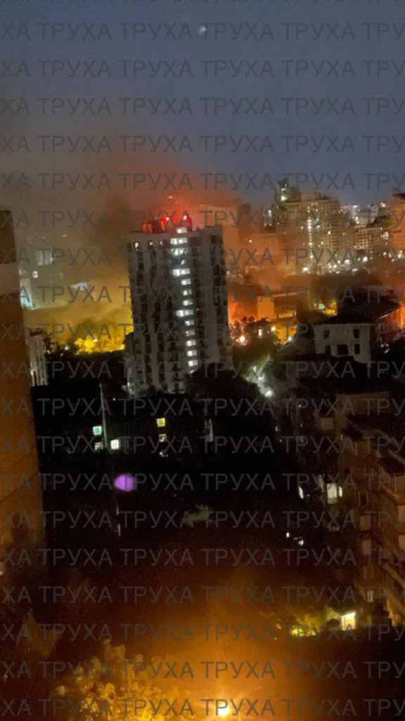 Несколько пожаров разгорелось в Киеве после прилетов по объектам ВСУ