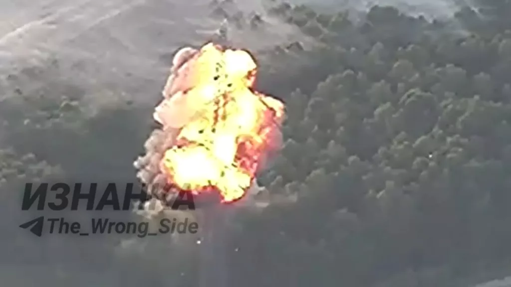 Удар ОТРК "Искандер-М" с воздушным подрывом и нескольких дронов "Герань-2" по вышке связи, используемой радиоэлектронной разведкой и дроноводами ВСУ, возле города Новгород-Северский в Черниговской области