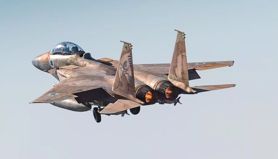 Судя по всему, основная нагрузка при нанесении ударов легла на на 69-ю и 119-ю эскадрильи ВВС Израиля, использующие американские истребители F-15 и F-16. Только у F-15 хватило бы дальности (пусть и с подвесными баками), чтобы пройти 1500 км до цели и вернуться