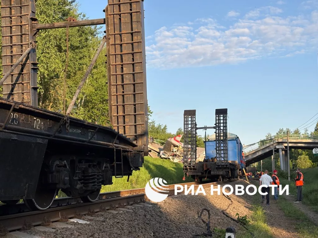 Трагедия в Брянской области: после обрушения моста пассажирский поезд сошёл с рельсов — что известно к этой минуте
