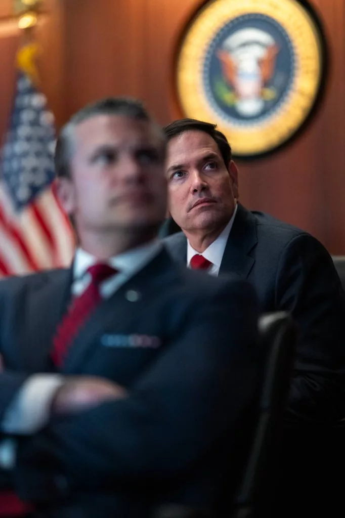 Официальные фотографии, сделанные в Ситуационной комнате Белого дома во время операции по нанесению ударов по объектам ядерной программы Ирана