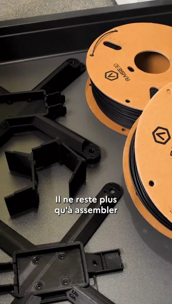 Кадры с мобильной мини-фабрикой FMA-3D (Fabrique Mobile Autonome 3D) по производству FPV-дронов и комплектующих на 3D-принтерах, находящейся в опытной эксплуатации 17-го артиллерийского дивизиона сухопутных войск Франции